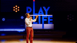 Photo de Jean-Marc Jancovici s'exprimant sur la scène de l'événement Play4Life.