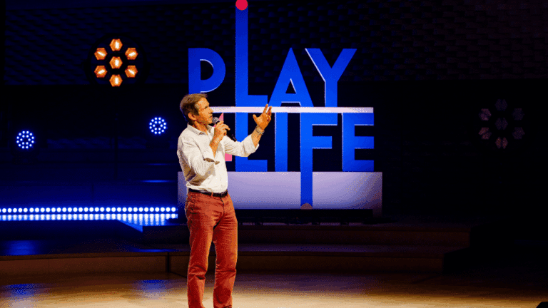 Photo de Jean-Marc Jancovici s'exprimant sur la scène de l'événement Play4Life.