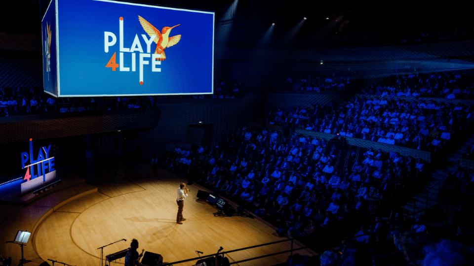 Vue de la salle de concert pleine de La Seine Musicale lors de l'événement Play4Life.