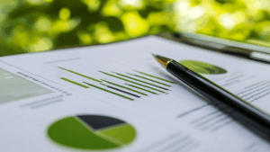 Tableau de bord de reporting de durabilité numérique affichant des graphiques verts sur les KPI ESG, illustrant la transition vers les nouveaux standards ESRS.