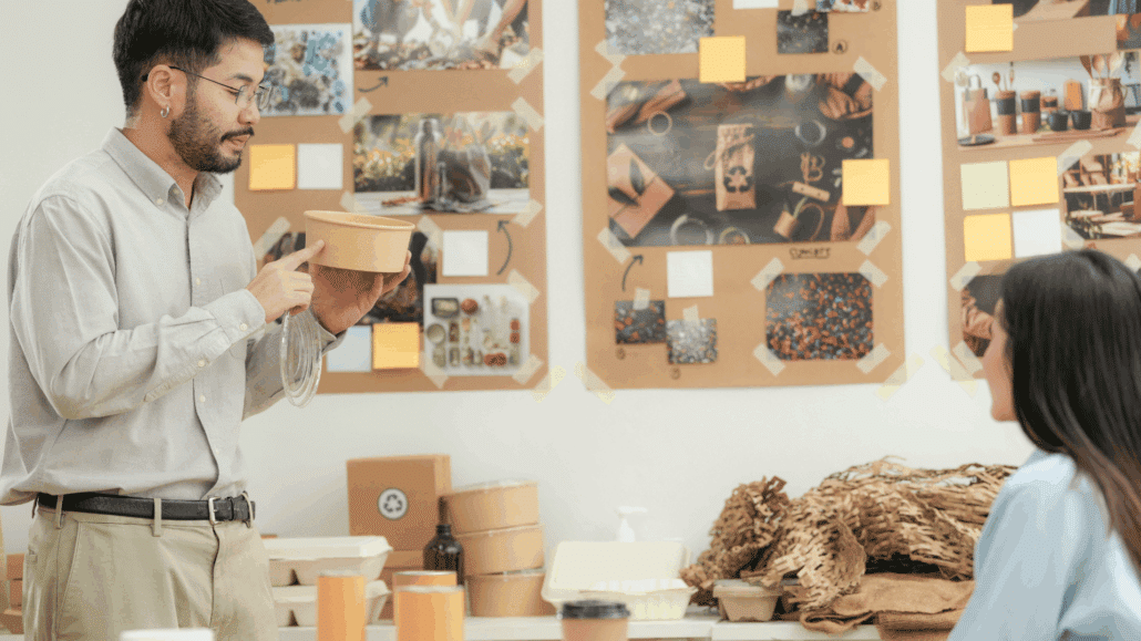 Jeune homme présentant des ustensiles biodégradables lors d'un produit écologique