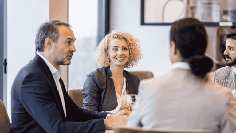 Fiscalité internationale et conseil stratégique par deux experts G.A.C. Group accompagnant un dirigeant d'entreprise.