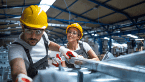 Réforme des impôts de production : experts industriels analysant des actifs sur site pour optimiser la fiscalité locale.