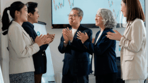 Des dirigeants se félicitent après l'optimisation de leur trésorerie grâce au CIR et aux aides.