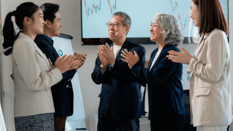 Des dirigeants se félicitent après l'optimisation de leur trésorerie grâce au CIR et aux aides.