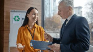 Deux personnes collectant et analysant les données pour le calcul du Bilan Carbone de leur entreprise.