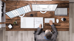 Fiscaliste sur ordinateur analysant le PLF 2026, spécialiste CIR et JEI