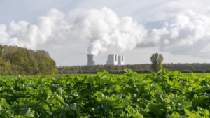 Illustration d'une usine avec émissions de gaz à effet de serre et infographie sur les scopes 1, 2, 3 du BEGES obligatoire.