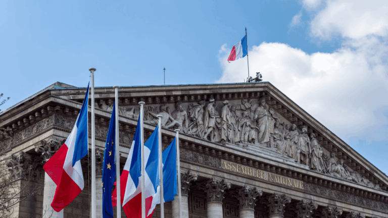 Assemblée Nationale façade Palais Bourbon drapeaux français Union européenne PLFSS 2026 adoption députés.