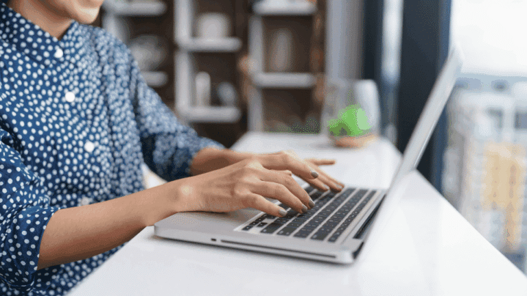 Transition énergétique : consultant analysant un graphique de maturité carbone sur tablette pour une croissance responsable.