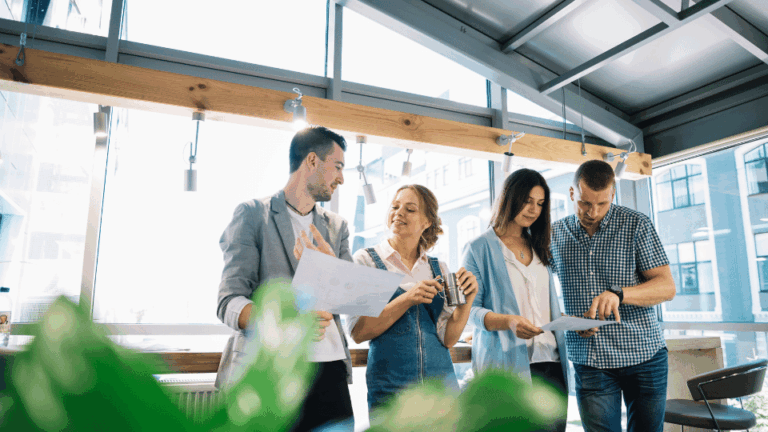 Trouver une subvention entreprise via un tableau de bord analytique illustrant les aides publiques et l'innovation.