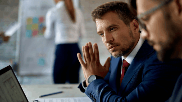 Dirigeant d'entreprise préoccupé analysant un refus de subvention entreprise pour un projet d'innovation durable.