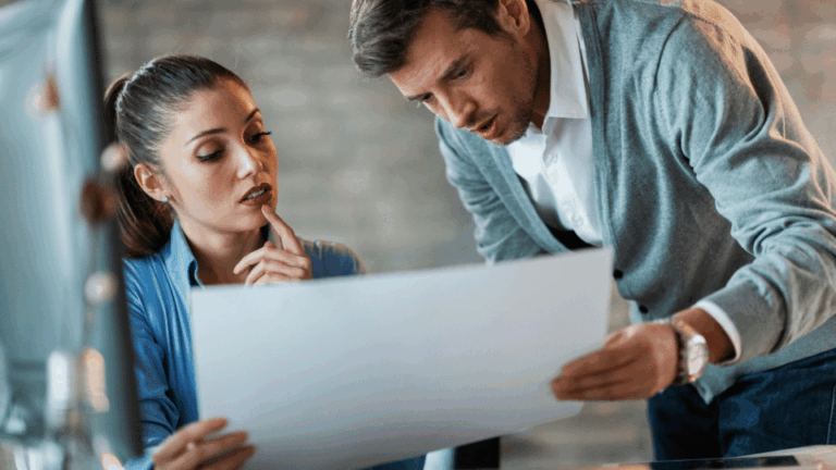 Quand déposer une demande de subvention : expert G.A.C. Group conseillant une dirigeante sur le calendrier financier.