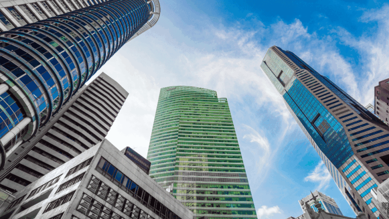 Espaces de bureaux tertiaires modernes optimisés pour la conformité énergétique et la trajectoire de réduction carbone 2030.