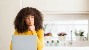 Femme d’affaires réfléchissant à l'éligibilité aides publiques entreprise pour un projet d'innovation durable.