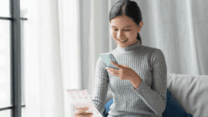 Politiques RH et interface de gestion de paie numérique affichant le versement fractionné d'acomptes sur salaire.