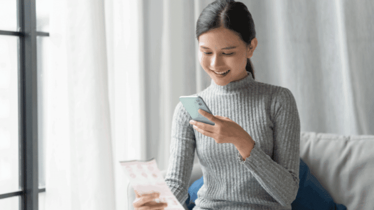 Politiques RH et interface de gestion de paie numérique affichant le versement fractionné d'acomptes sur salaire.